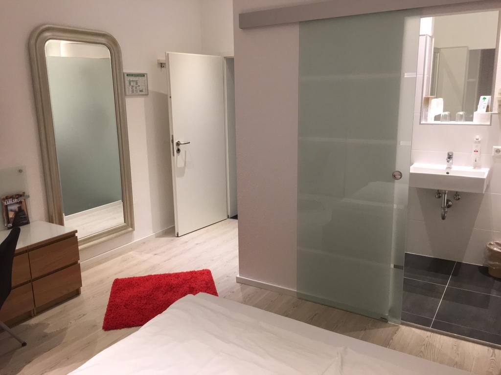 Hotel Barbarossa Karlsruhe Stadtmitte Oda fotoğraf